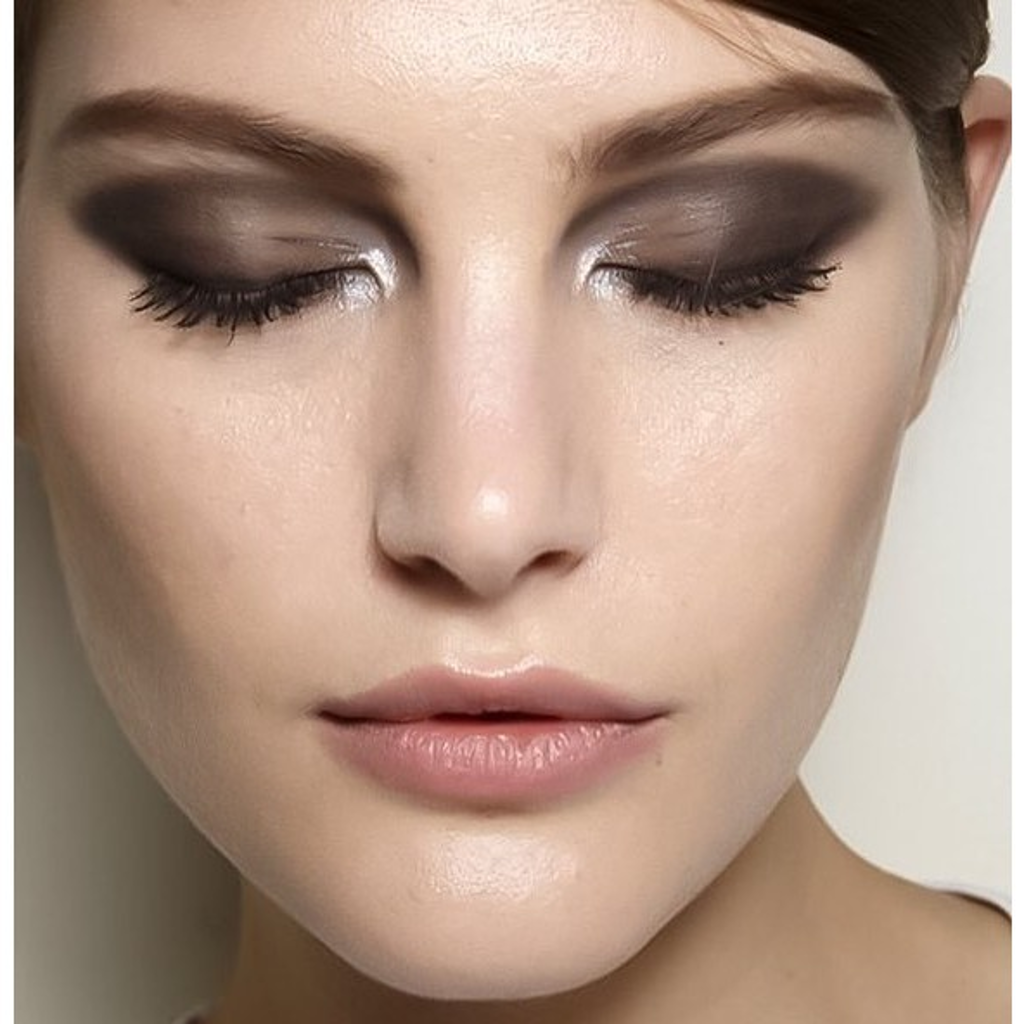 How to Re-apply Makeup for the Evening